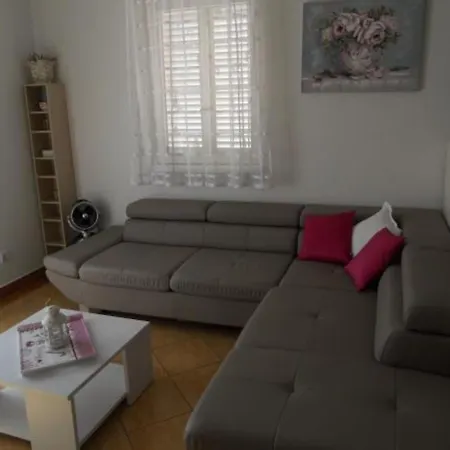 Dea & Paula - Classic Two Bedroom With Terrace Vodice