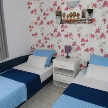 Dea & Paula - Classic Two Bedroom With Terrace * Vodice