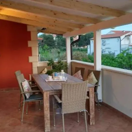 Dea & Paula - Classic Two Bedroom With Terrace