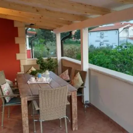 Dea & Paula - Classic Two Bedroom With Terrace *