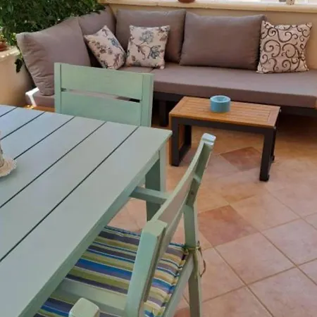 Dea & Paula - Classic Two Bedroom With Terrace Apartament *