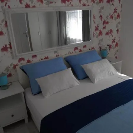 Apartament Dea & Paula - Classic Two Bedroom With Terrace *