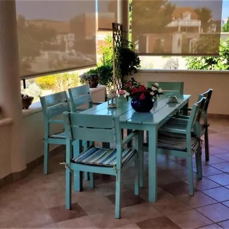 Dea & Paula - Classic Two Bedroom With Terrace Apartment Vodice
