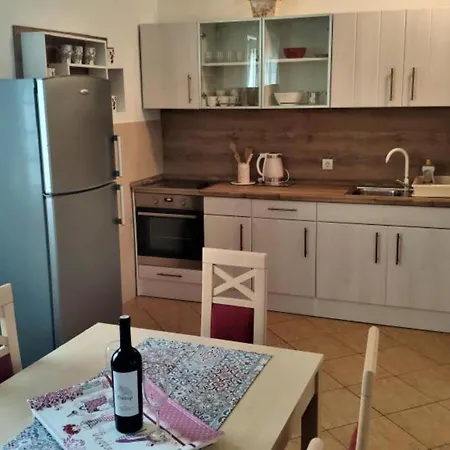 Dea & Paula - Classic Two Bedroom With Terrace Apartament *