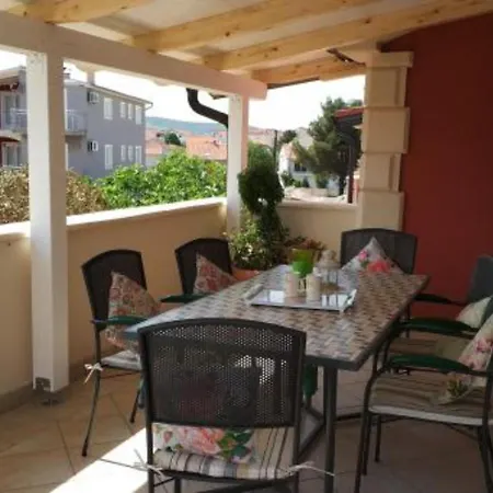 Dea & Paula - Classic Two Bedroom With Terrace Apartment Vodice