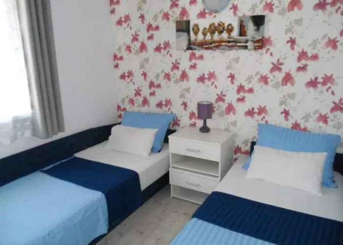 Dea & Paula - Classic Two Bedroom With Terrace * Vodice