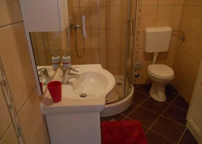 Dea & Paula - Classic Two Bedroom With Terrace Apartment *