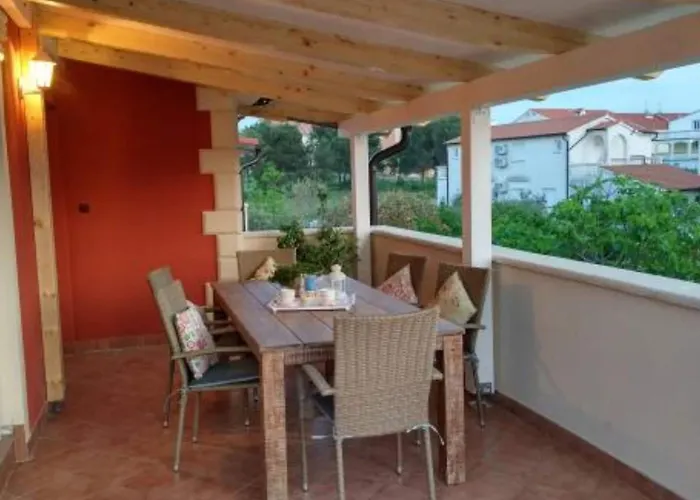 Dea & Paula - Classic Two Bedroom With Terrace