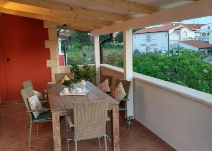 Dea & Paula - Classic Two Bedroom With Terrace *