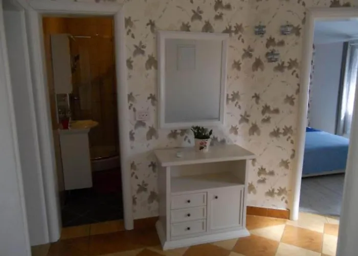 Dea & Paula - Classic Two Bedroom With Terrace Vodice