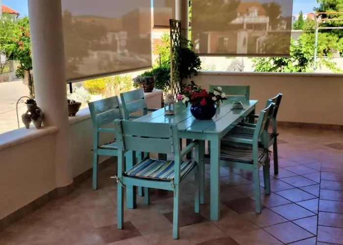 Dea & Paula - Classic Two Bedroom With Terrace Apartment Vodice