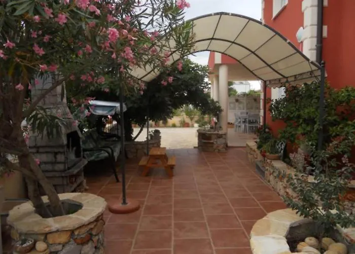 Dea & Paula - Classic Two Bedroom With Terrace *