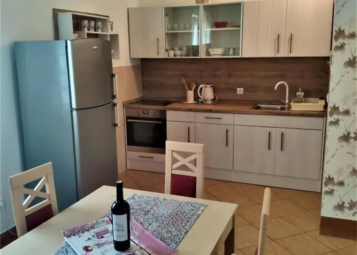 Dea & Paula - Classic Two Bedroom With Terrace Apartment *