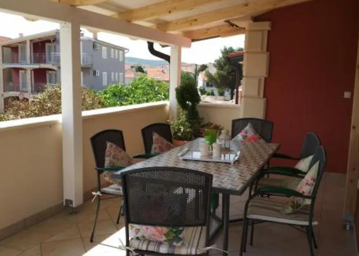 Dea & Paula - Classic Two Bedroom With Terrace Apartment Vodice